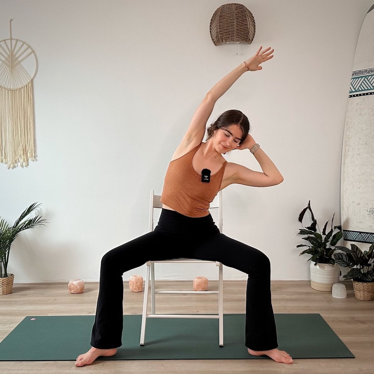 LIVE 20 MIN YOGA x PILATES WORKOUT AM STUHL || Sanfte Kraft für Core, Bauch & Arme + Entspannung