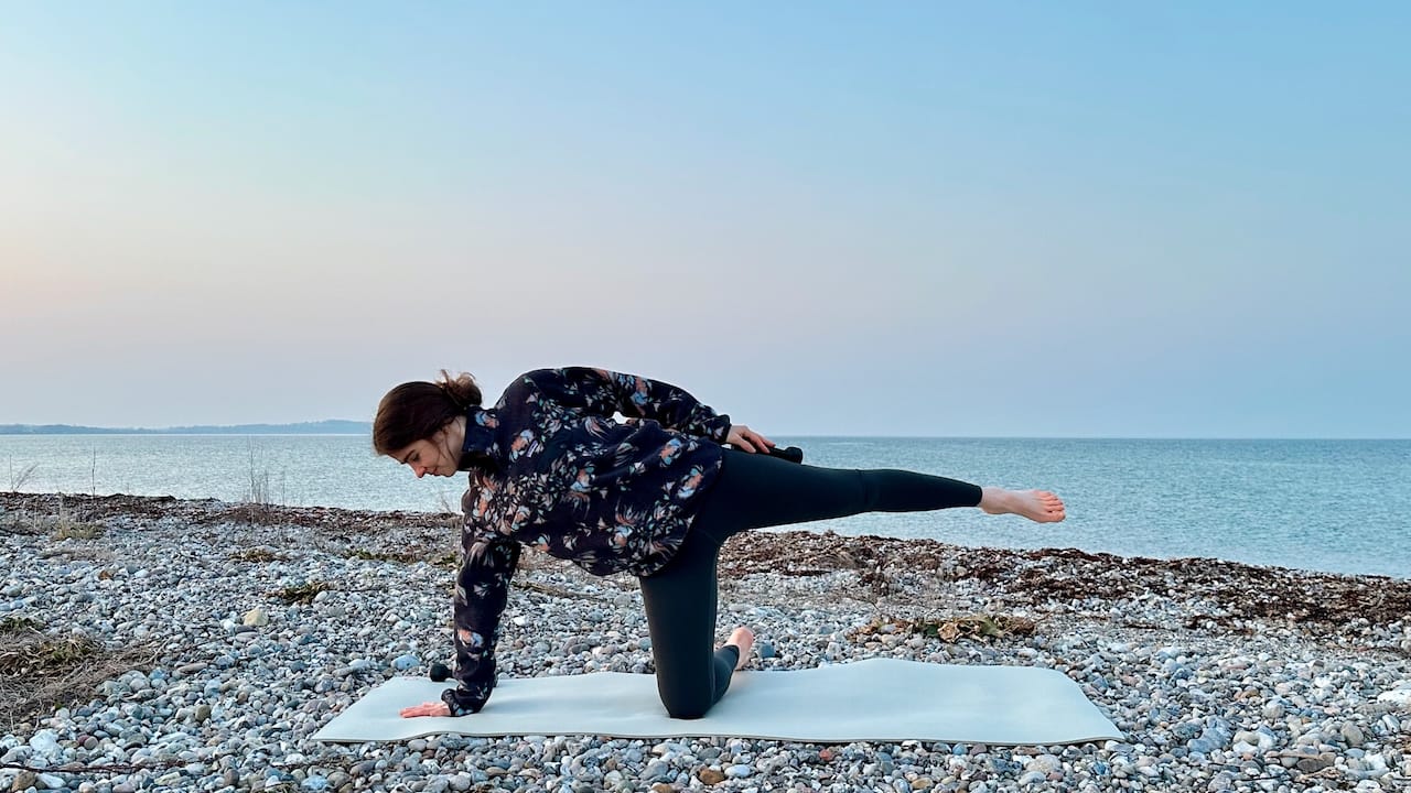 20 MIN YOGA WORKOUT || Kraft & Gleichgewicht mit Hanteln • Full Body Workout 🌸Frühlings-Yoga Tag 2/3