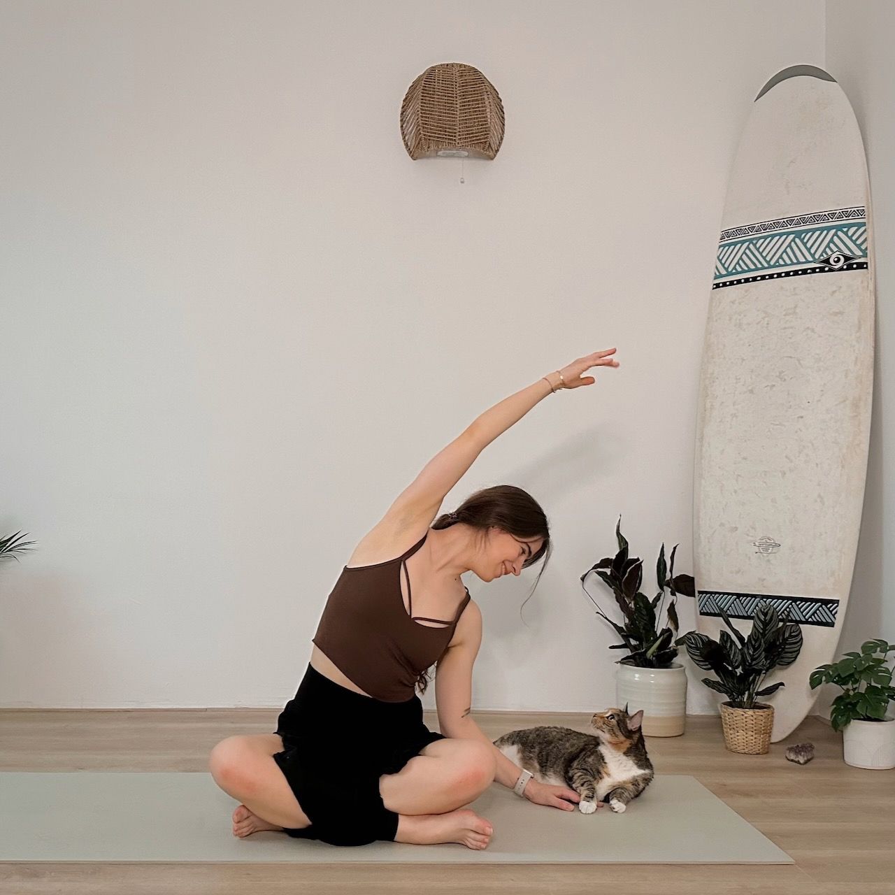 20 MIN YOGA || Sanft, entspannt & im Sitzen – optionales Equipment: Decke und/oder Stuhl