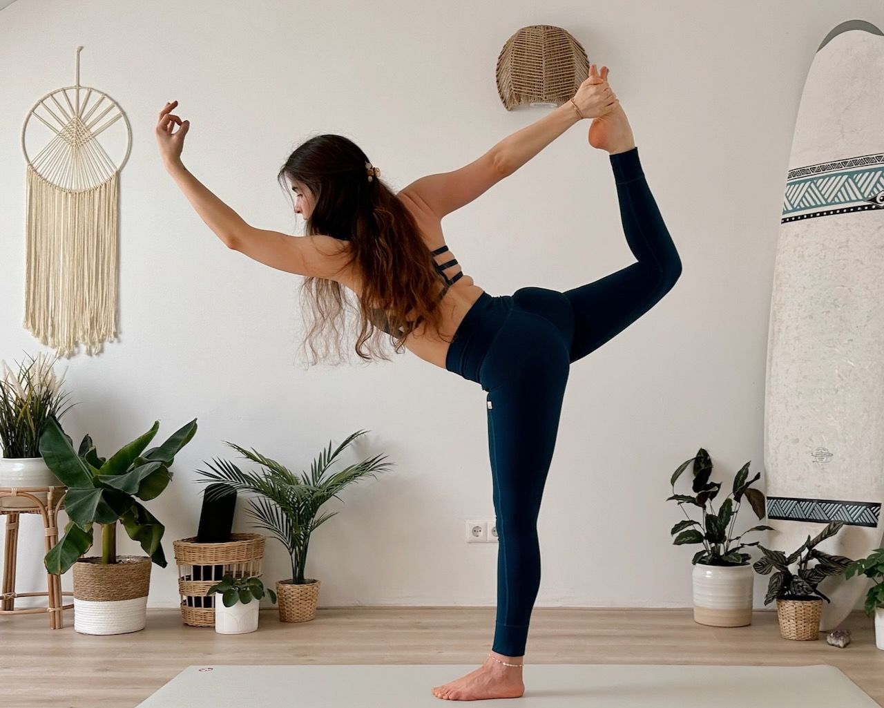 15 MIN YOGA PILATES FLOW IM STEHEN || Beine, Po, Oberschenkel & Balance