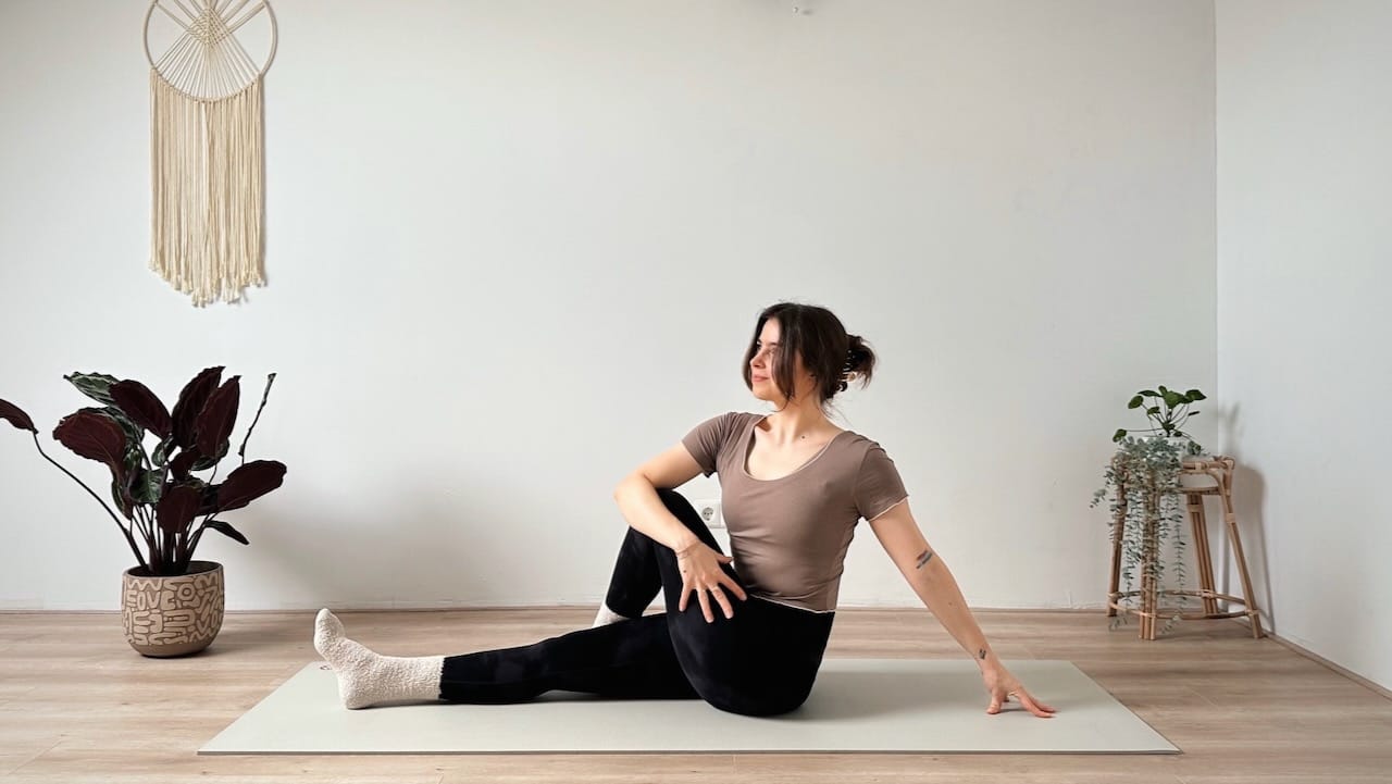 8 MIN SANFTES YOGA IM SITZEN || Anti-Stress, Ruhe & Genesung – auch für Anfänger (ohne Reden)