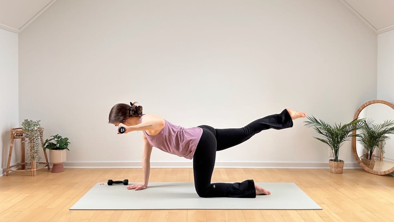 20 MIN YOGA + GEWICHTE || Ganzkörper-Workout für eine bessere Haltung mit Hanteln (bis zu 2 kg)