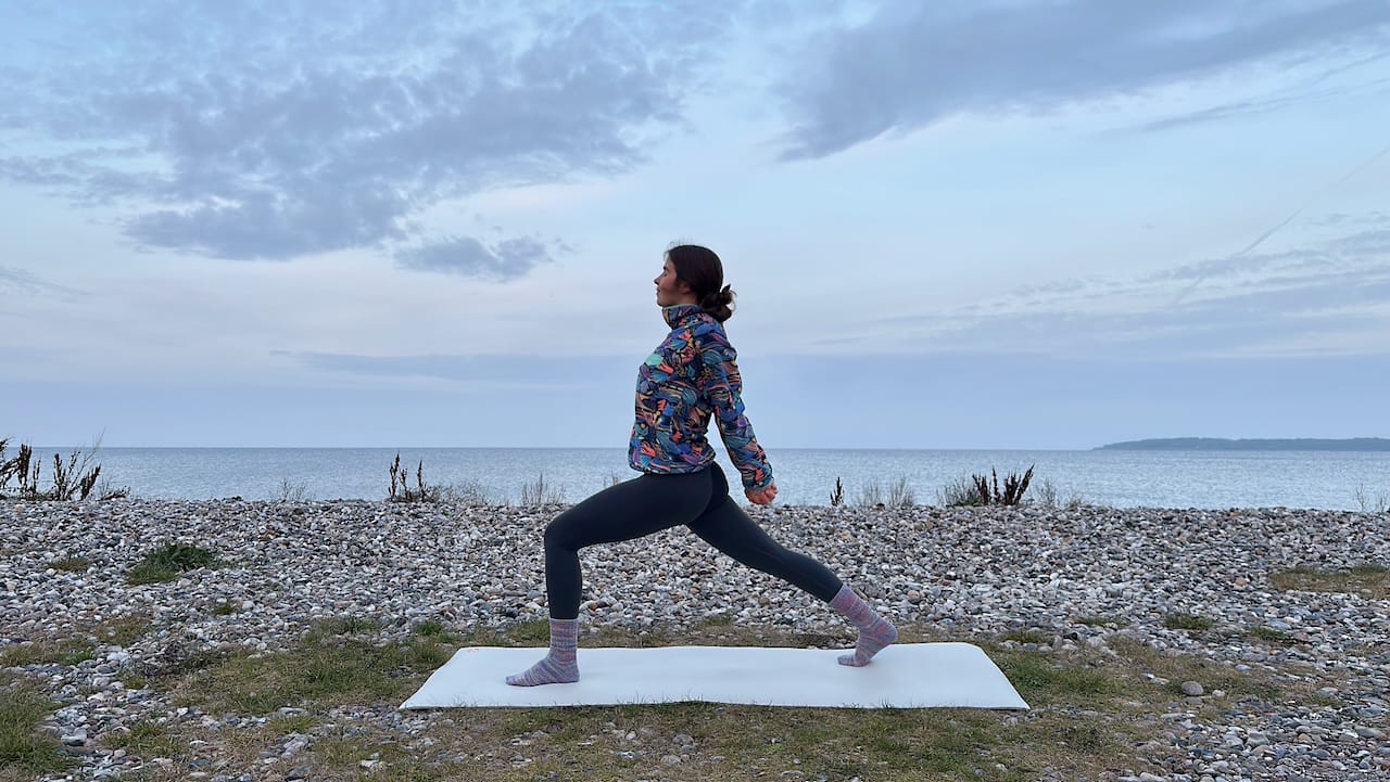 15 MIN YOGA FLOW || Yoga für Innere Stärke – basierend auf dem Sonnengruß B (Fill Your Cup-Reihe)