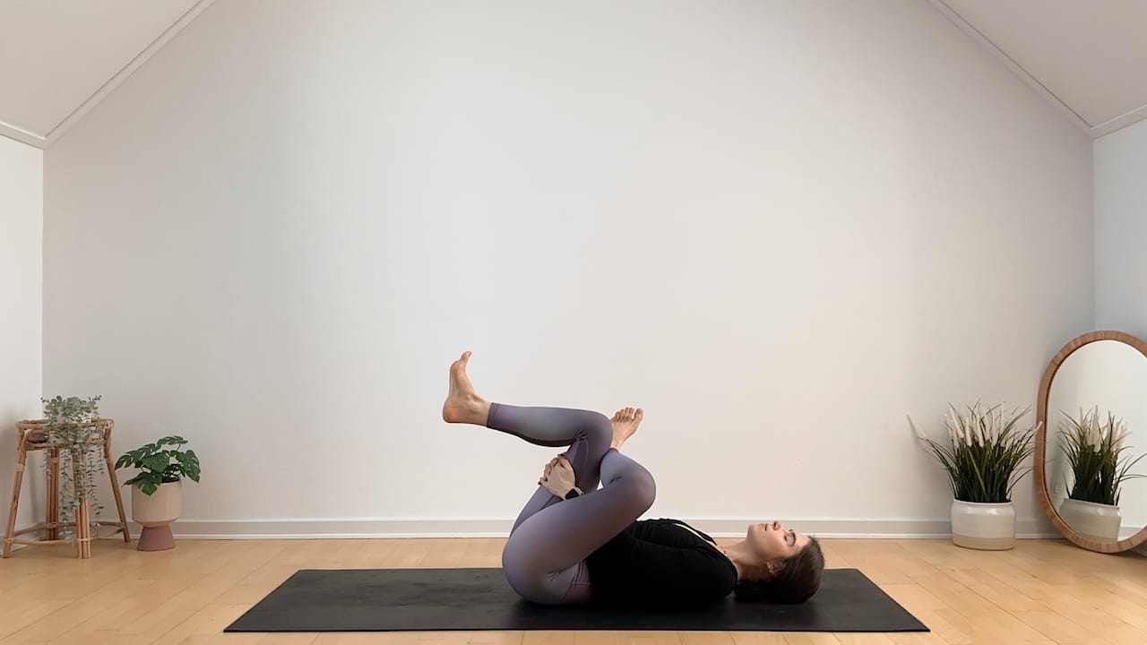 10 MIN SILENT YOGA || Stretch & Release – Innerer Winter 🧦 Cycle Sync