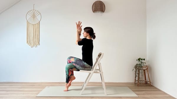 20 MIN YOGA IM STEHEN & AM STUHL || Dehnungen für den ganzen Körper & Gleichgewichtsübungen