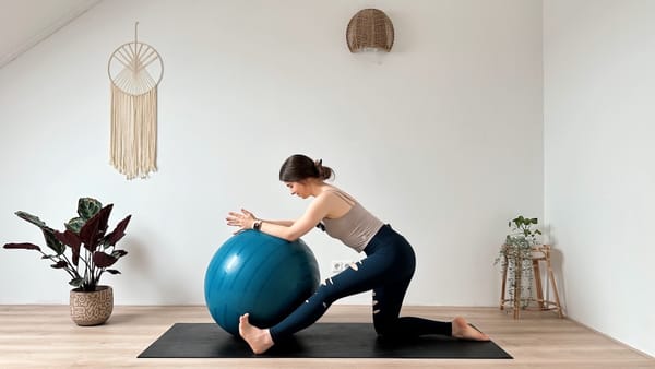 20 MIN PRENATAL YOGA + STABILITY BALL || Stärken & Dehnen (T1/T2/T3)
