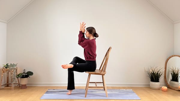 20 MIN STUHL YOGA || Dehnungen & Gleichgewicht – mit ruhiger Weihnachtsmusik 🎄