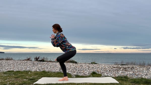 15 MIN YOGA FLOW || Energie, Balance & Ausgeglichenheit (Fill Your Cup-Reihe)