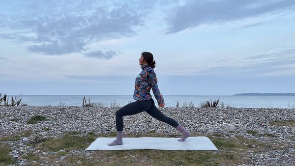 15 MIN YOGA FLOW || Yoga für Innere Stärke – basierend auf dem Sonnengruß B (Fill Your Cup-Reihe)