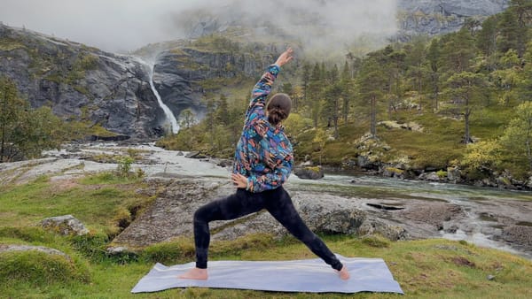 8 MIN YOGA IM STEHEN || Energie, Gleichgewicht & Dehnungen – Feel Good Flow 🫶 ohne Hände/Handgelenke