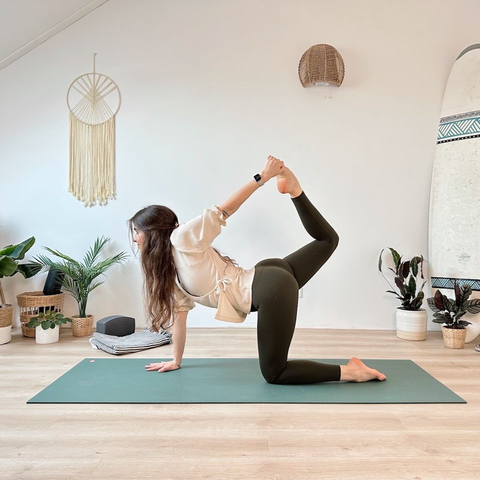 LIVE 30 MIN YOGA – SANFT & ENTSPANNT || Feel–Good Yoga für alle Level