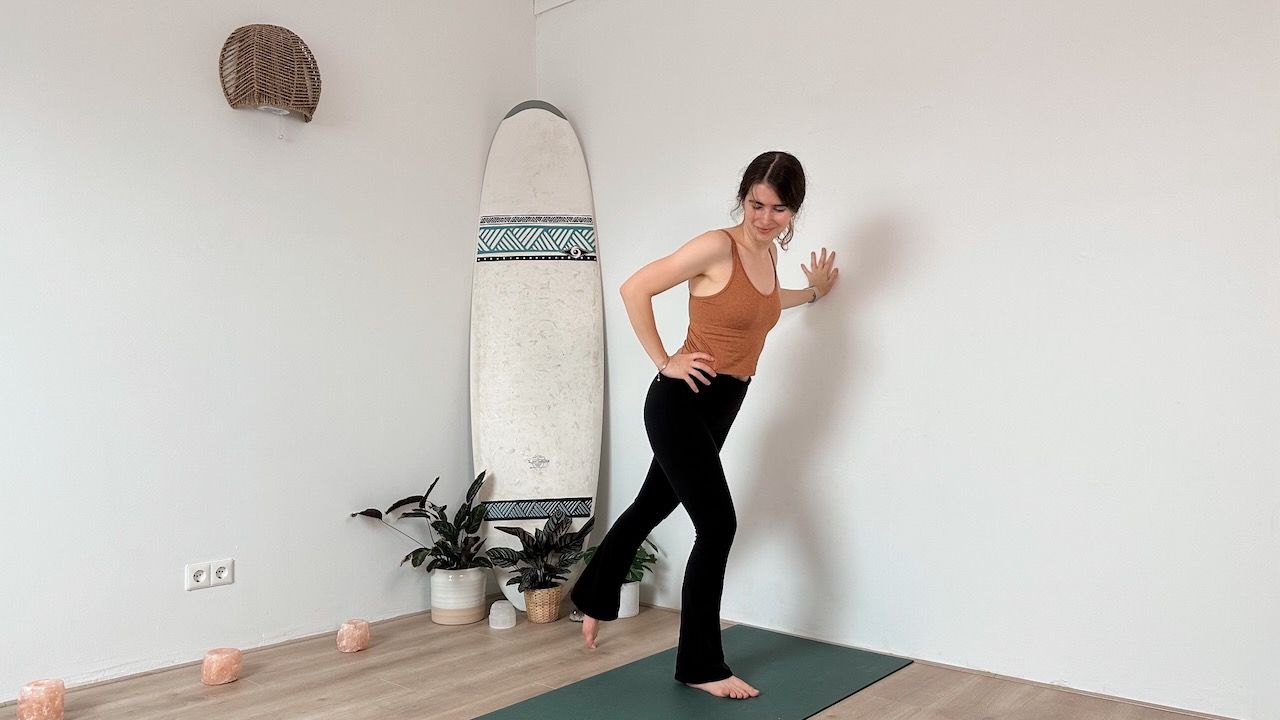 LIVE 20 MIN WAND PILATES x YOGA IM STEHEN – SANFT || Gleichgewicht – Wall Pilates für Anfänger