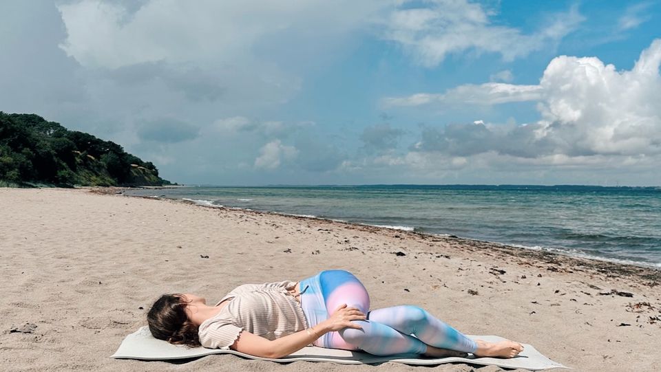 10 MIN YIN YOGA AM MORGEN || Sanft & entspannt aufwachen – im Bett oder auf der Matte ✨ Strand Yoga