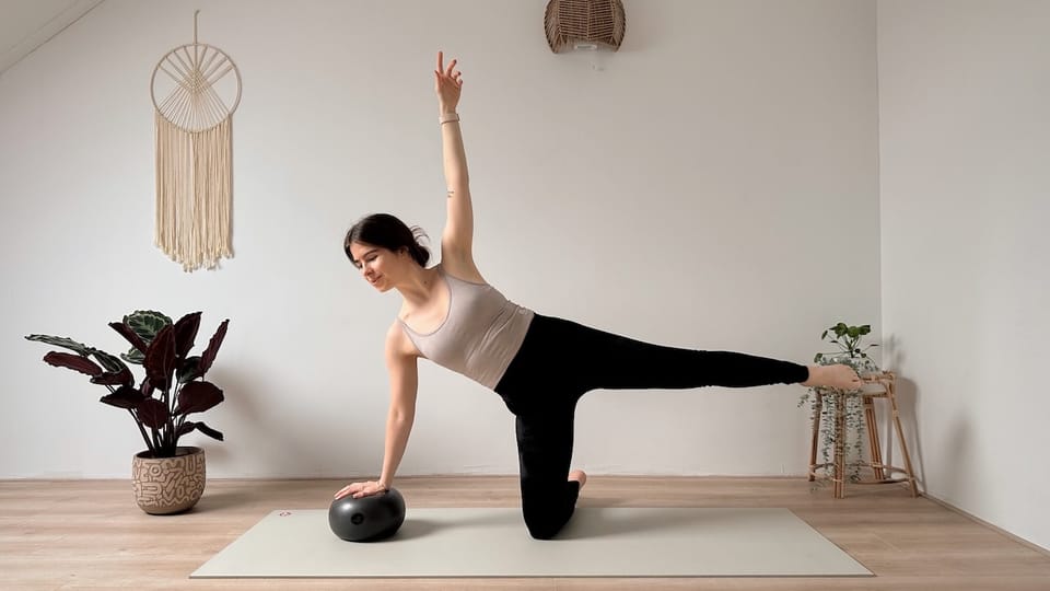 30 MIN PILATES + BALL || Ganzkörper Workout – Yoga Pilates Fusion