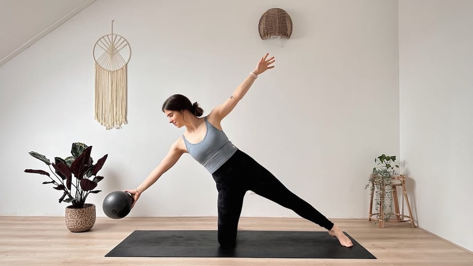 20 MIN PILATES + MINI BALL || Bauch, Beine & Gesäß – Yoga x Pilates Workout